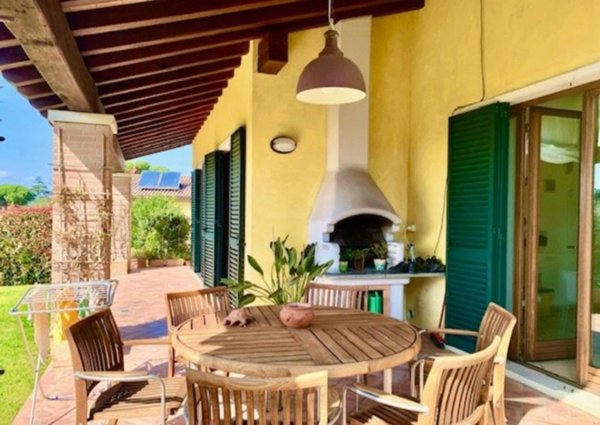 casa indipendente in vendita a Luni