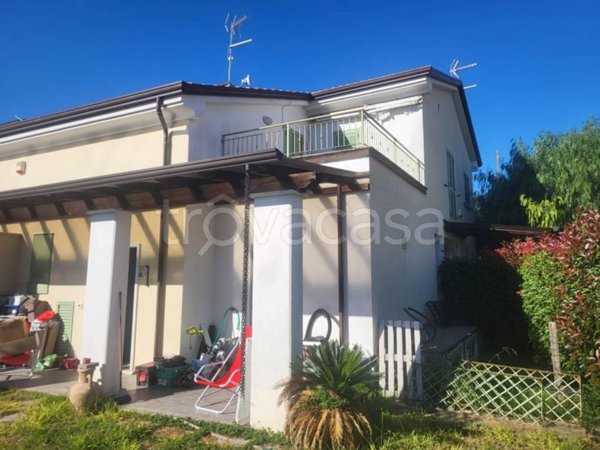 casa indipendente in vendita a Luni in zona Dogana