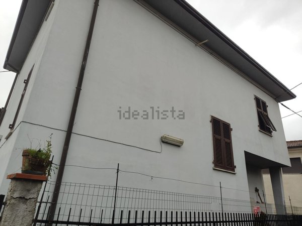 casa indipendente in vendita a Luni