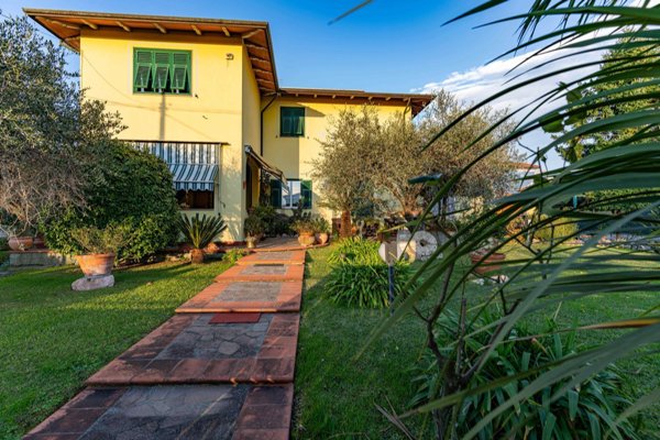 casa indipendente in vendita a Luni