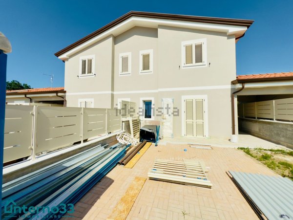 casa semindipendente in vendita a Luni