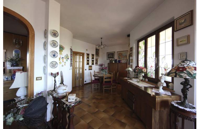 villa in vendita a Luni