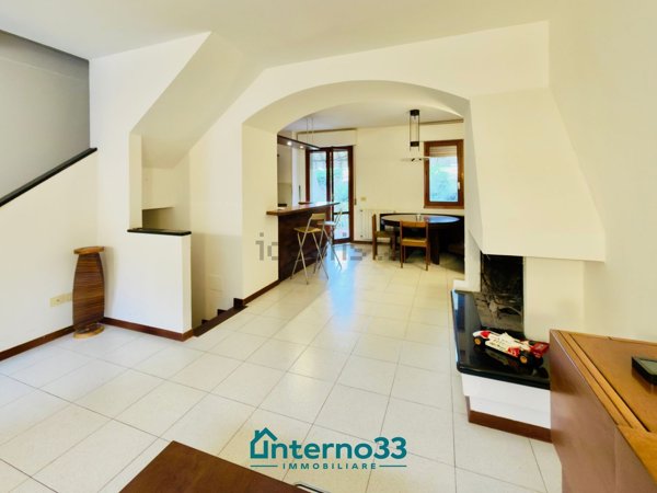 casa semindipendente in vendita a Luni in zona Dogana