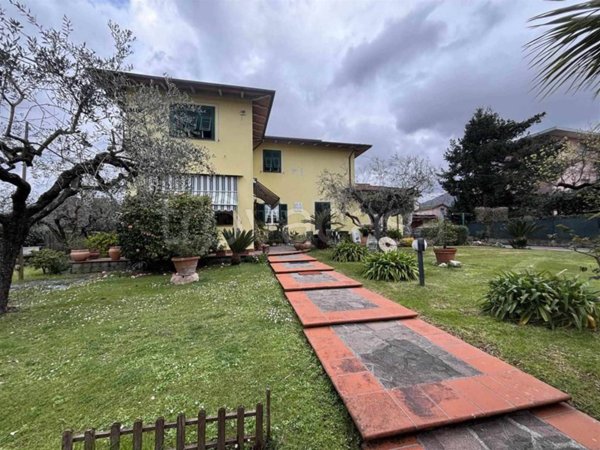 casa indipendente in vendita a Luni in zona Dogana