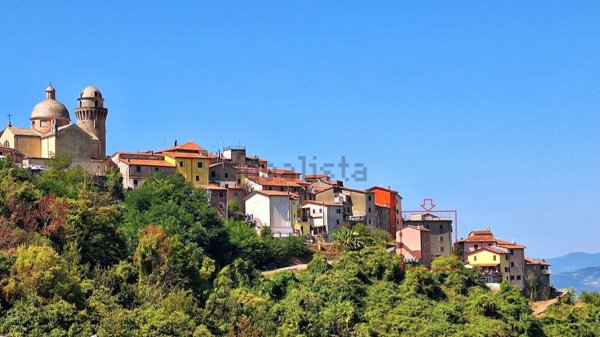casa indipendente in vendita a Luni
