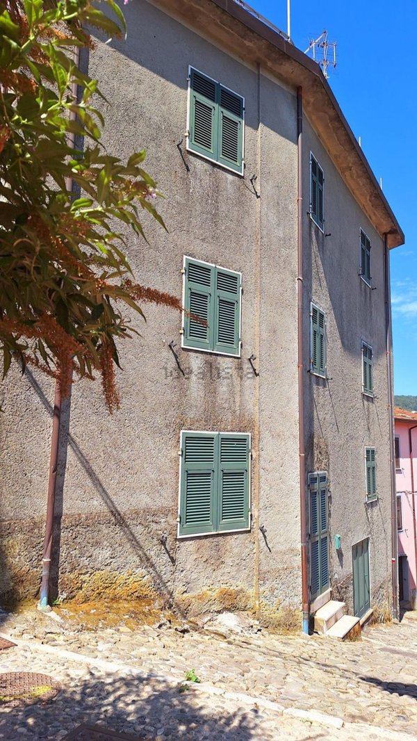 casa indipendente in vendita a Luni