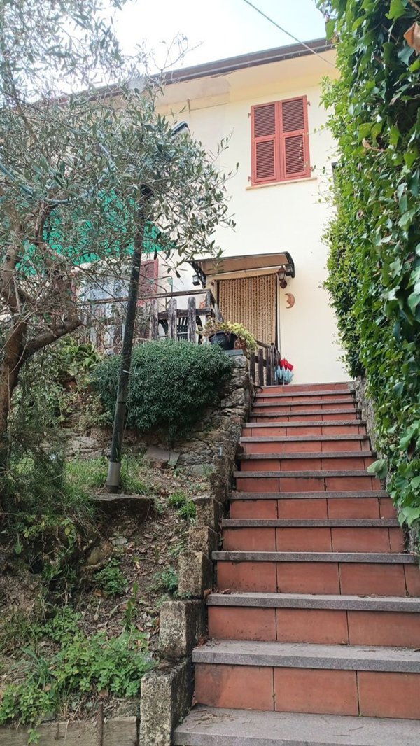 casa indipendente in vendita a Luni