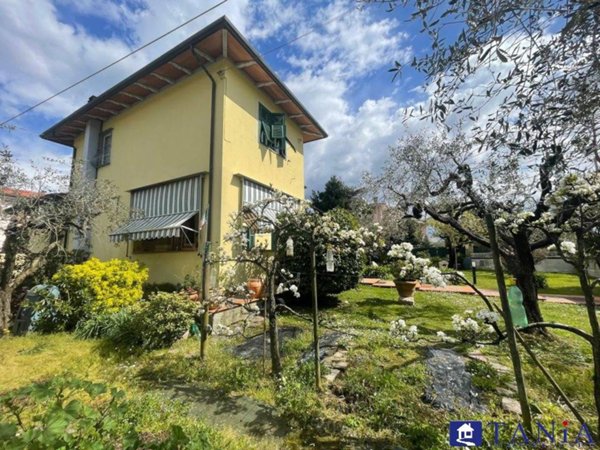 casa indipendente in vendita a Luni