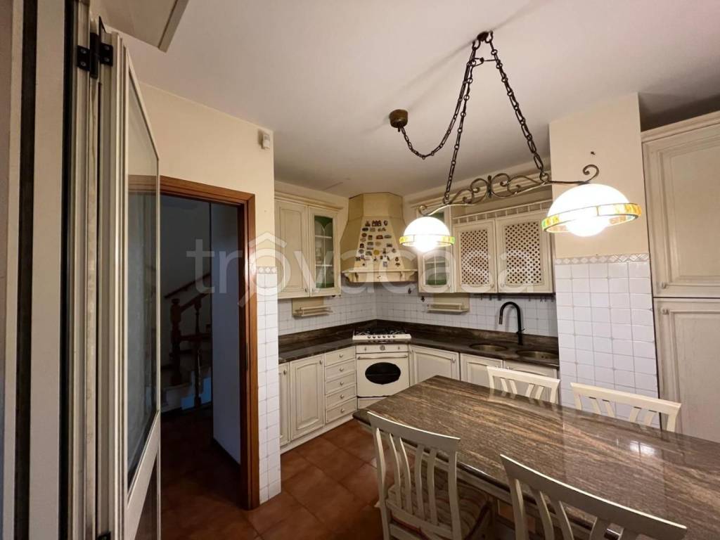 casa indipendente in vendita a Luni