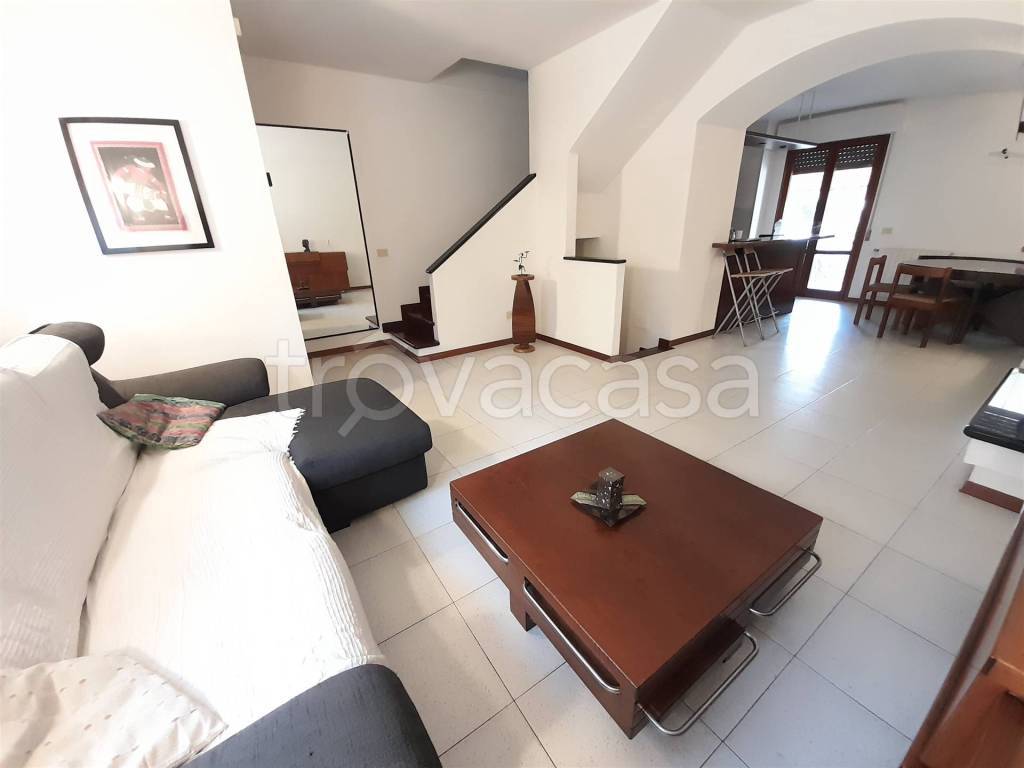 casa indipendente in vendita a Luni