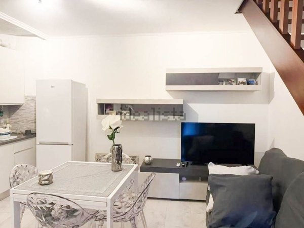 casa semindipendente in vendita a Luni