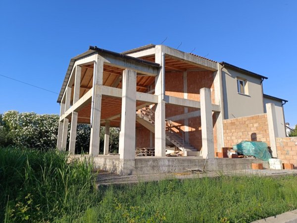 casa indipendente in vendita a Luni in zona Dogana