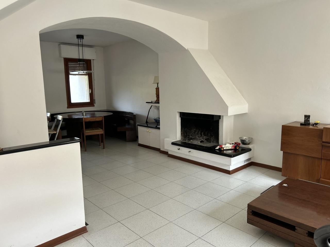 casa indipendente in vendita a Luni