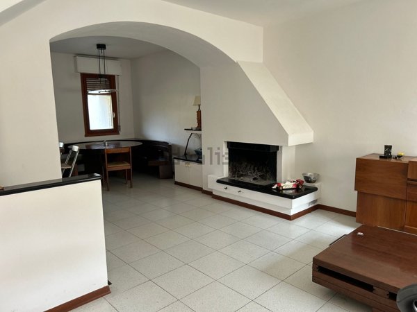 casa indipendente in vendita a Luni