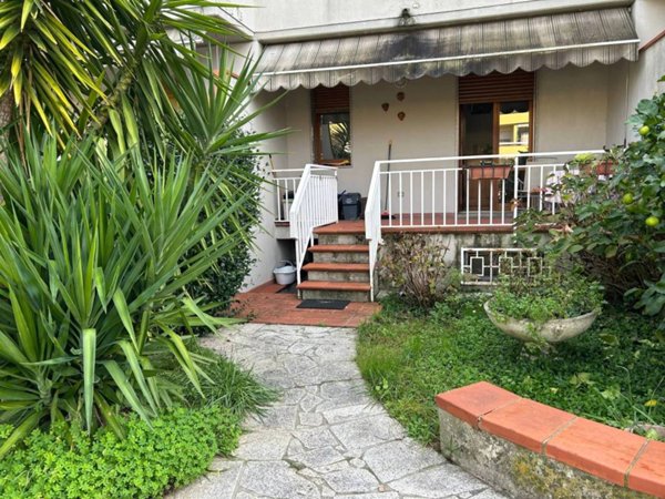 casa indipendente in vendita a Luni in zona Dogana