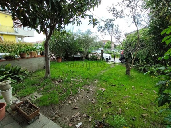 appartamento in vendita a Luni in zona Dogana