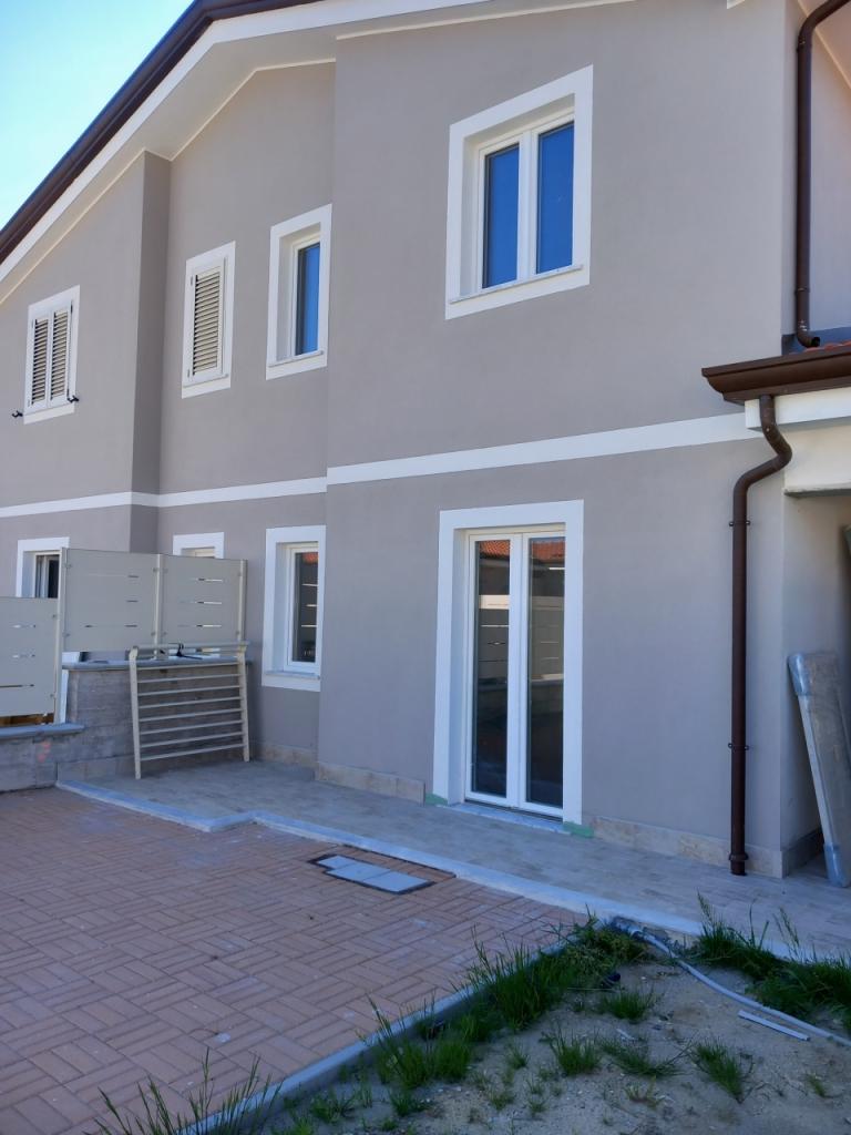 casa indipendente in vendita a Luni