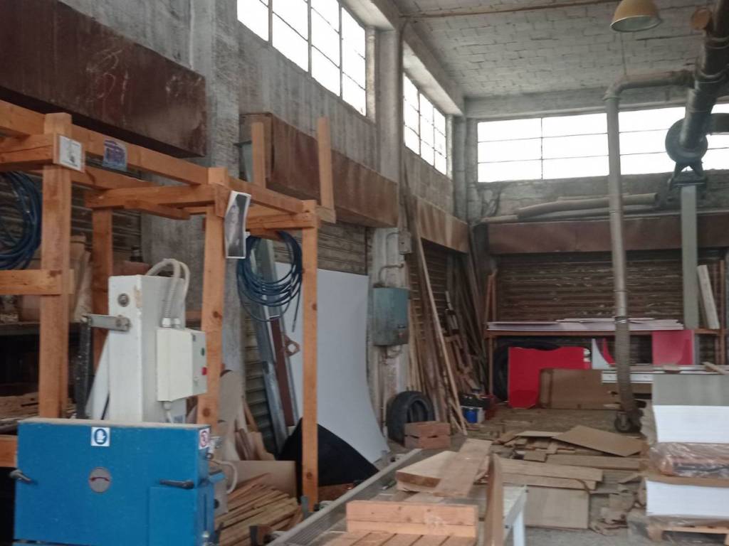 locale commerciale in vendita a Luni in zona Casano