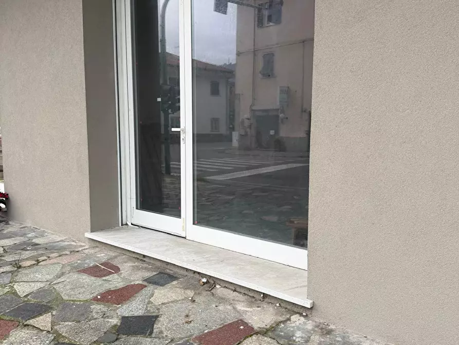 locale commerciale in vendita a Luni