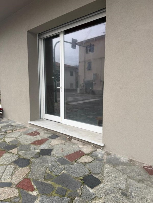 negozio in vendita a Luni