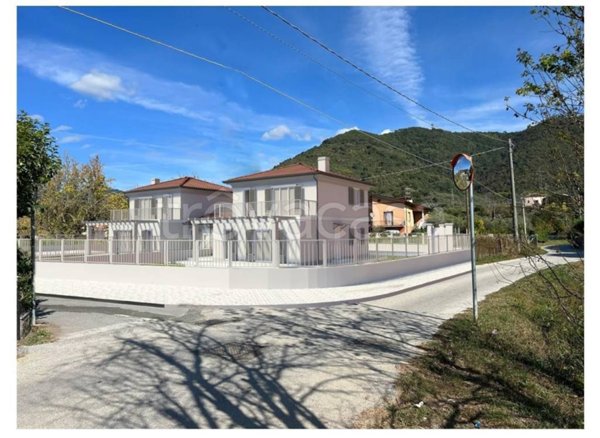 casa indipendente in vendita a Luni in zona Isola