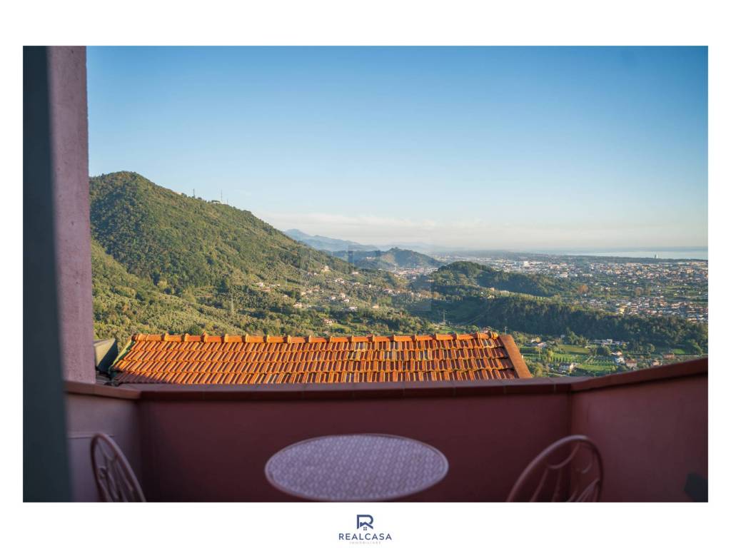 esavano in vendita a Luni in zona Casano