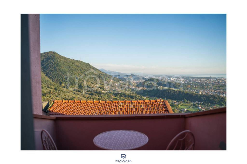 casa indipendente in vendita a Luni in zona Casano