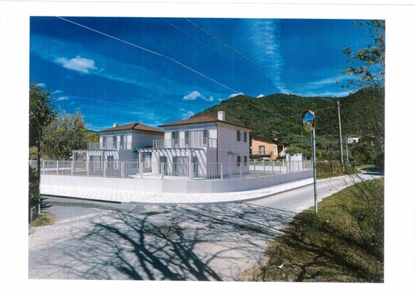 casa indipendente in vendita a Luni