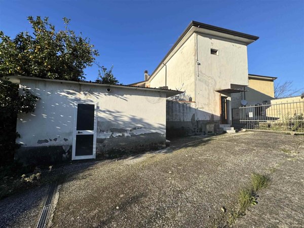 casa indipendente in vendita a Luni in zona Casano