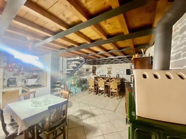 casa indipendente in vendita a Luni