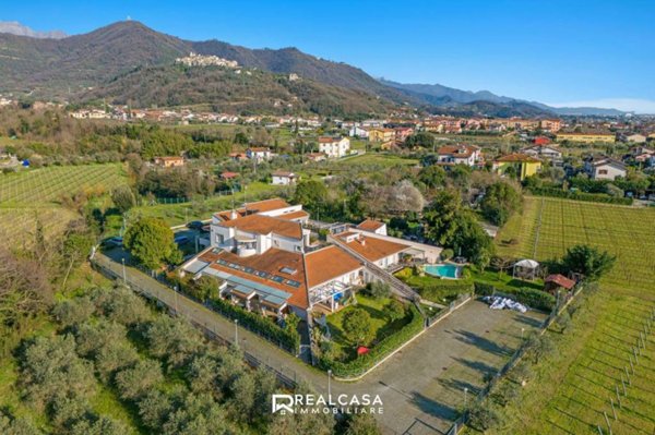 casa indipendente in vendita a Luni