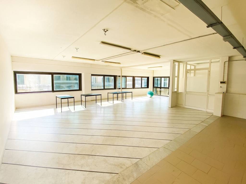 locale commerciale in vendita a Luni in zona Dogana