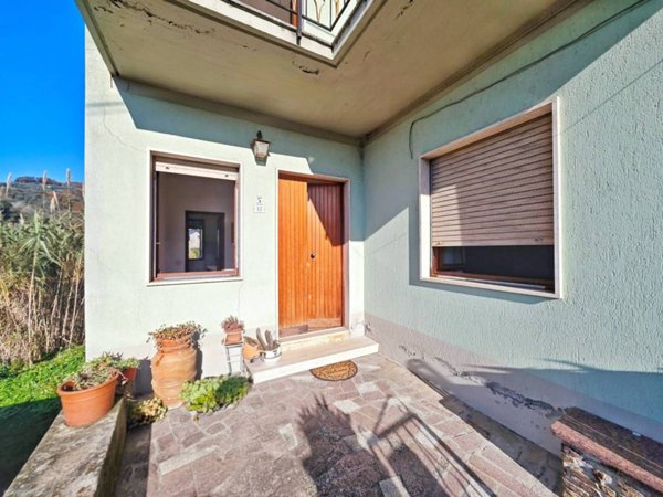 casa indipendente in vendita a Luni in zona Casano