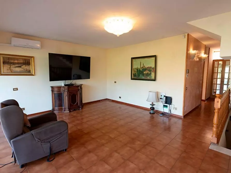 casa indipendente in vendita a Luni