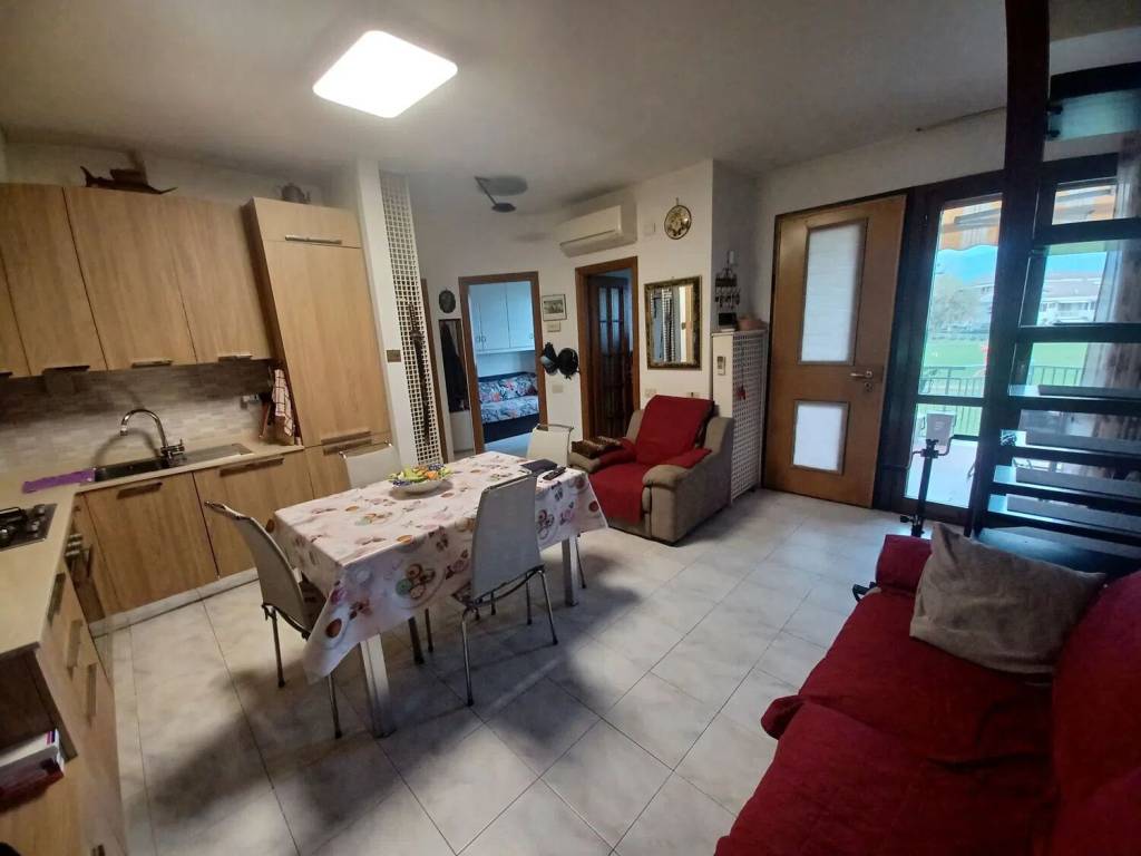 casa indipendente in vendita a Luni