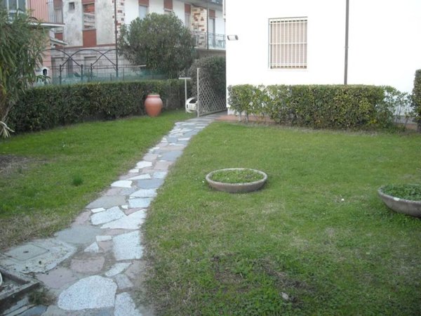 casa indipendente in vendita a Luni