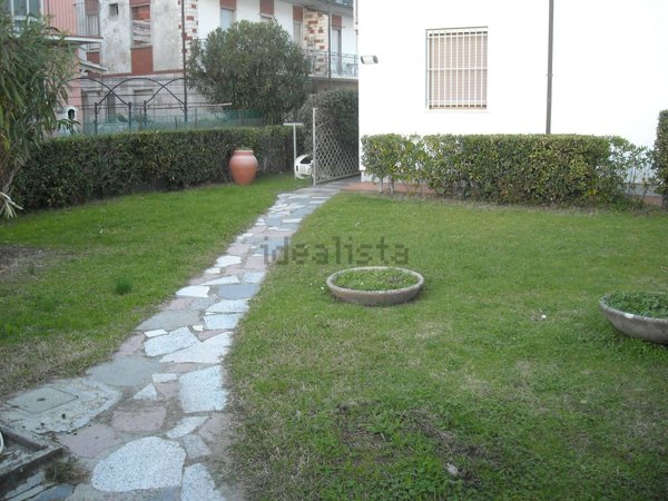 casa indipendente in vendita a Luni