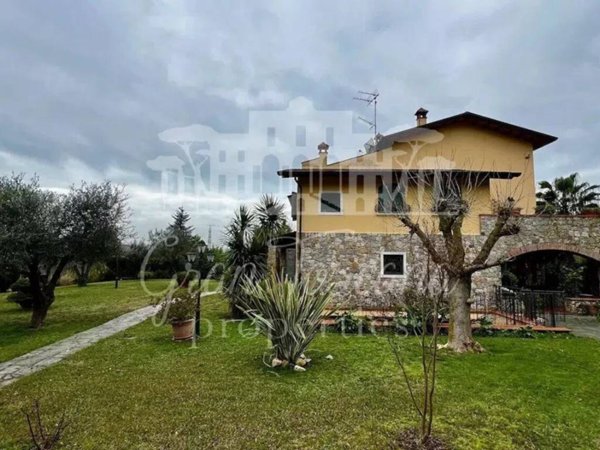 casa indipendente in vendita a Luni