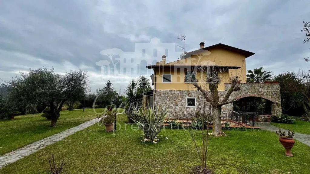 casa indipendente in vendita a Luni