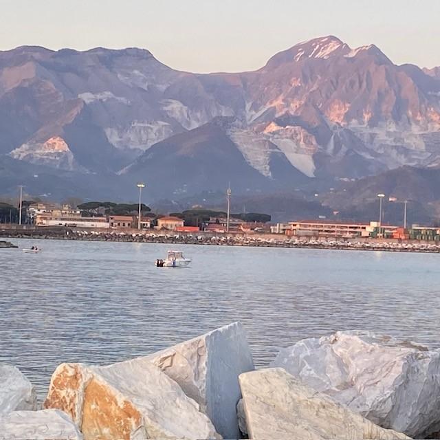 locale di sgombero in vendita a Luni in zona Dogana