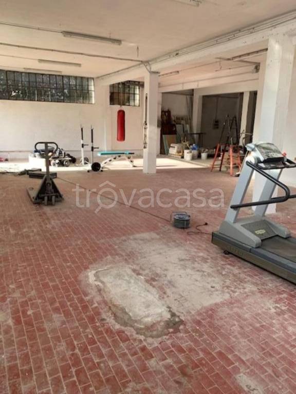 locale commerciale in vendita a Luni in zona Dogana