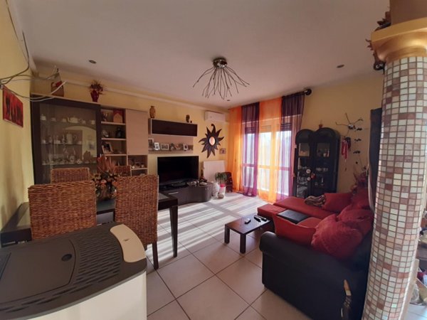 casa indipendente in vendita a Luni