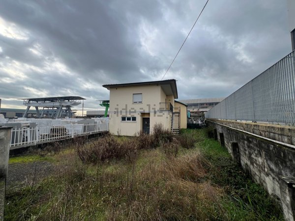 ufficio in vendita a Luni