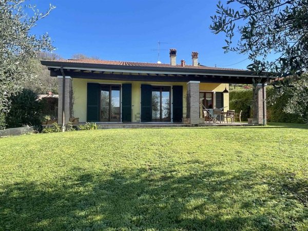 casa indipendente in vendita a Luni in zona Casano