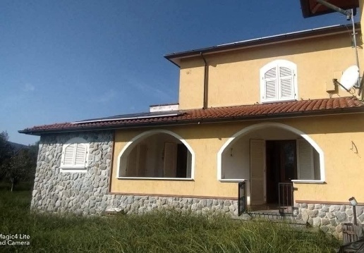 casa indipendente in vendita a Luni