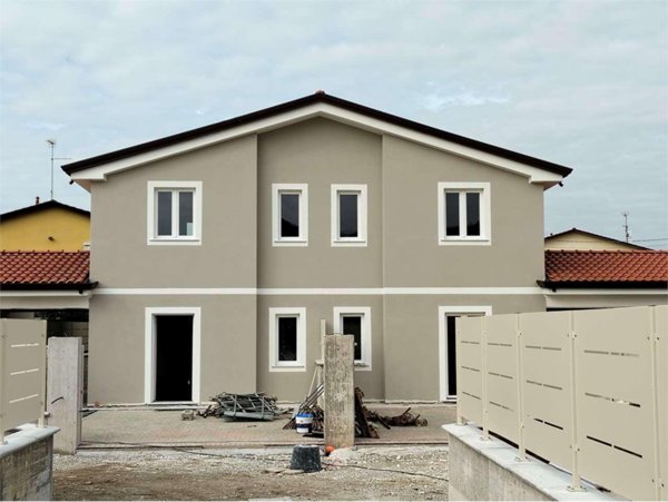 casa indipendente in vendita a Luni in zona Dogana