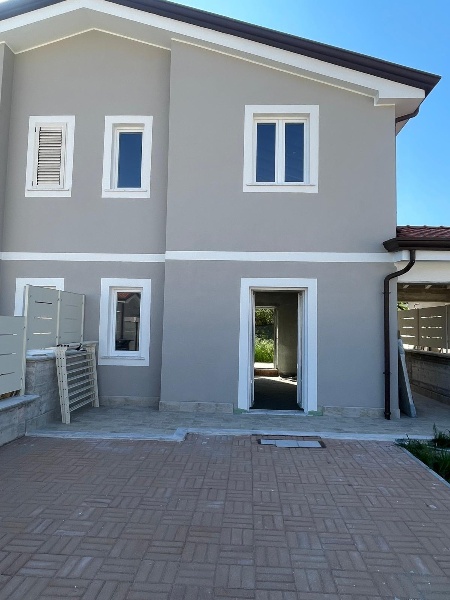 pentavano in vendita a Luni