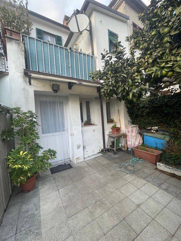 casa indipendente in vendita a Luni in zona Casano