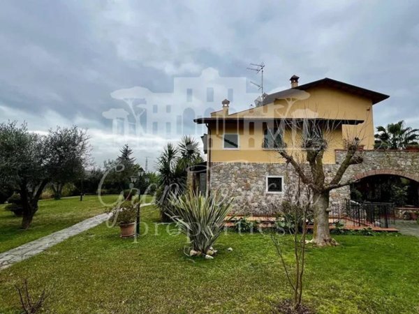 casa indipendente in vendita a Luni in zona Isola