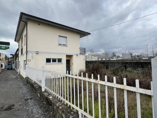 ufficio in vendita a Luni in zona Dogana